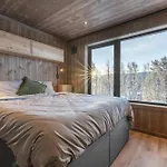 New Luxury In With Hot Tub, Mountain Views & Access