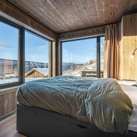 New Luxury In With Hot Tub, Mountain Views & Access
