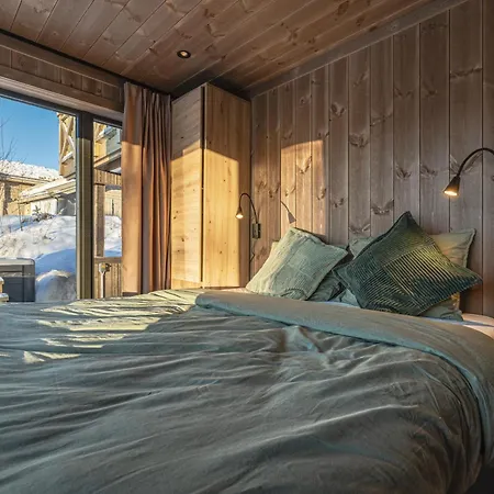New Luxury In With Hot Tub, Mountain Views & Access Geilo
