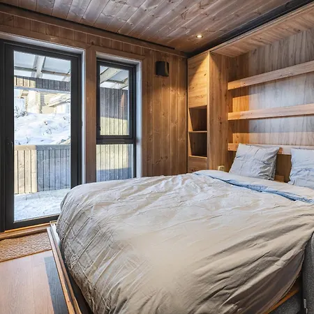 New Luxury In With Hot Tub, Mountain Views & Access