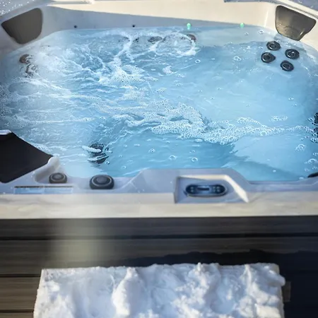 New Luxury In With Hot Tub, Mountain Views & Access Geilo
