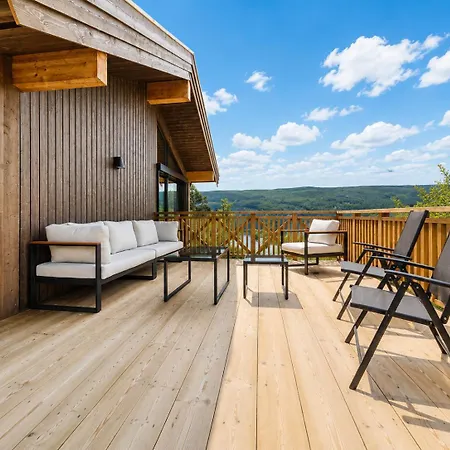 New Luxury In With Hot Tub, Mountain Views & Access