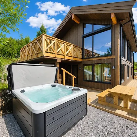 New Luxury In With Hot Tub, Mountain Views & Access *