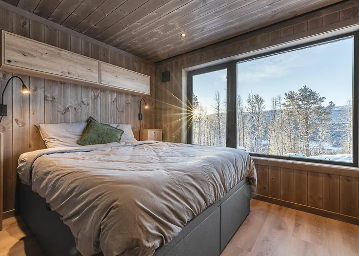 New Luxury In With Hot Tub, Mountain Views & Access