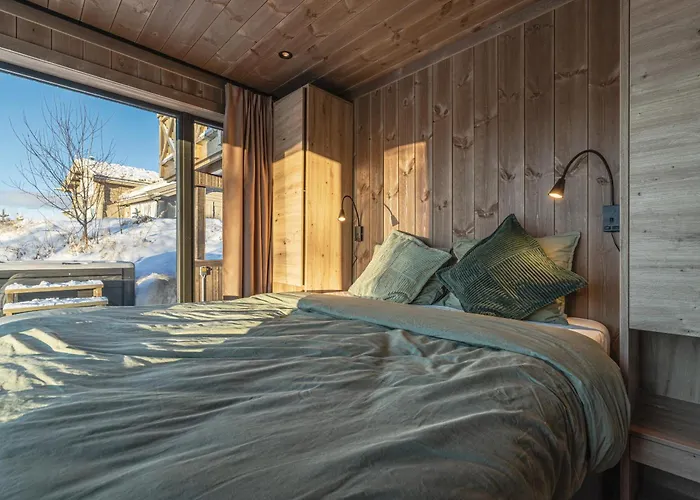 New Luxury In With Hot Tub, Mountain Views & Access Geilo