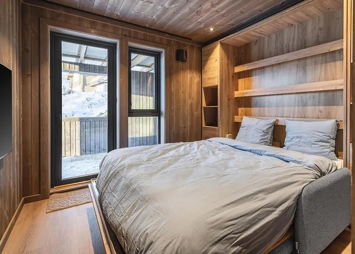 New Luxury In With Hot Tub, Mountain Views & Access