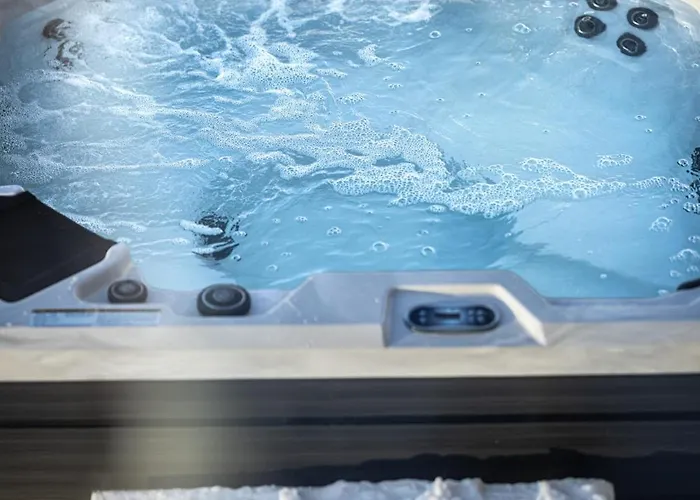 New Luxury In With Hot Tub, Mountain Views & Access Geilo