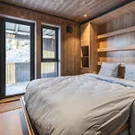 New Luxury In With Hot Tub, Mountain Views & Access